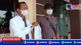 Caption: Kabiro Sampang media Lacakpos (kiri) mendampingi wartawannya di halaman Mapolres Sampang usai melapor.