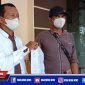 Caption: Kabiro Sampang media Lacakpos (kiri) mendampingi wartawannya di halaman Mapolres Sampang usai melapor.