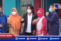 Sekertaris Komisi A DPRD Kota Surabaya Budi Leksono (Buleks) pose bersama guru SMA Barunawati.