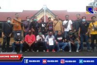 Muhammad Munir jurnalis Madurapost (memegang tanda bukti laporan) didampingi sejumlah jurnalis, di Mapolres Sampang.