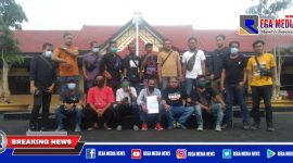 Muhammad Munir jurnalis Madurapost (memegang tanda bukti laporan) didampingi sejumlah jurnalis, di Mapolres Sampang.