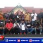 Muhammad Munir jurnalis Madurapost (memegang tanda bukti laporan) didampingi sejumlah jurnalis, di Mapolres Sampang.