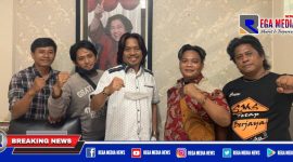 Sekertaris Komisi A DPRD Kota Surabaya H. Budi Leksono (tengah) pose bersama para jurnalis diruang kerjanya.