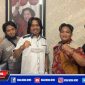 Sekertaris Komisi A DPRD Kota Surabaya H. Budi Leksono (tengah) pose bersama para jurnalis diruang kerjanya.