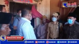 Bupati Sampang saat mendatangi warga yang tinggal dirumah tidak layak huni.