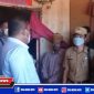 Bupati Sampang saat mendatangi warga yang tinggal dirumah tidak layak huni.