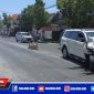 Caption: Tampak bagian depan mobil ringsek dan kondisinya berada di tengah jalan raya.