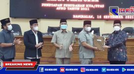 Caption: Ketua DPRD Bangkalan (Muhammad Fahad) bersama Wakil Bupati Bangkalan (Moh. Mohni) usai rapat paripurna KUA-PPAS PAK APBD tahun 2021.
