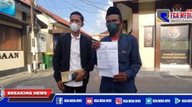 Caption: orang tua korban dugaan pencabulan (kanan) didampingi kuasa hukumnya (kiri) saat mendatangi Mapolres Sampang.