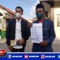Caption: orang tua korban dugaan pencabulan (kanan) didampingi kuasa hukumnya (kiri) saat mendatangi Mapolres Sampang.