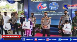 Caption: Wakapolda Jatim (Brigjen Pol Slamet) didampingi sejumlah PJU Polda Jatim saat memberikan santunan kepada anak yatim piatu.
