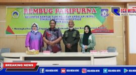 Caption: ketua terpilih, sekretaris dan bendahara, Kelompok KTNA Provinsi Gorontalo masa bakti 2021-2026, saat foto bersama usai Rembuk Paripurna Kelompok KTNA Tingkat Provinsi Gorontalo, di Gedung Serbaguna Kantor Balintan Dinas Pertanian Provinsi Gorontalo.