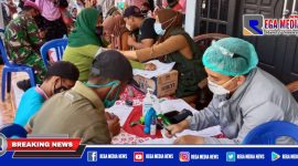 Caption: saat vaksinasi di Desa Pandiyangan oleh vaksinator Puskesmas Robatal.
