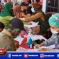 Caption: saat vaksinasi di Desa Pandiyangan oleh vaksinator Puskesmas Robatal.