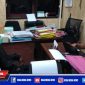 Caption: tersangka (AF) saat dimintai keterangan oleh penyidik Satreskrim Polres Sampang.