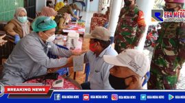 Caption: petugas nakes Puskesmas Robatal saat melakukan pemeriksaan dan vaksinasi terhadap warga Desa Pandiyangan.