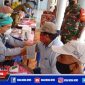 Caption: petugas nakes Puskesmas Robatal saat melakukan pemeriksaan dan vaksinasi terhadap warga Desa Pandiyangan.