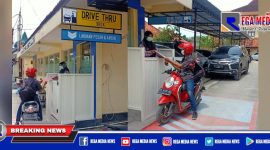 Caption: petugas Polres Sampang saat memberikan pelayanan SKCK Drive Thru kepada masyarakat.