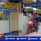 Caption: petugas Polres Sampang saat memberikan pelayanan SKCK Drive Thru kepada masyarakat.