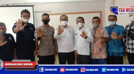 Caption: Ketua BNN Tapaktuan bersama Kapolsek dan insan media.