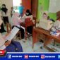 Caption: petugas kesehatan tengah melakukan pemeriksaan dan vaksinasi kepada sejumlah pelajar.