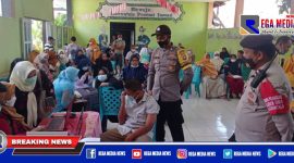 Caption: warga tampak antusias mengikuti vaksinasi massal di gerai vaksin.