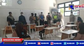 Caption: Polsek Mulyorejo saat pengecekan disiplin prokes di SMPN 45 Mulyorejo, Surabaya.
