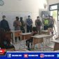 Caption: Polsek Mulyorejo saat pengecekan disiplin prokes di SMPN 45 Mulyorejo, Surabaya.