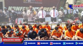 Caption: Polres Pelabuhan Tanjung Perak gelar konferensi pers ungkap kasus kriminal dan narkoba.