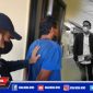 Caption: tersangka inisial S (kaos biru) saat berhasil ditangkap polisi.