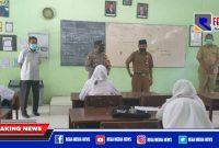 Caption: Kapolsek Semampir (AKP Ari Bayuaji) saat monitoring ke SMAN 8 Surabaya.