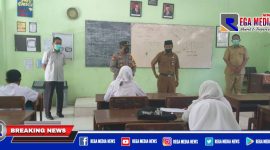 Caption: Kapolsek Semampir (AKP Ari Bayuaji) saat monitoring ke SMAN 8 Surabaya.