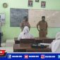 Caption: Kapolsek Semampir (AKP Ari Bayuaji) saat monitoring ke SMAN 8 Surabaya.