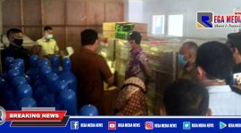 Caption: Bupati Aceh Selatan (Tgk Amran) saat mengecek alat kesehatan dari Kemenkes RI di RSUD Yuliddin Away, Tapaktuan.