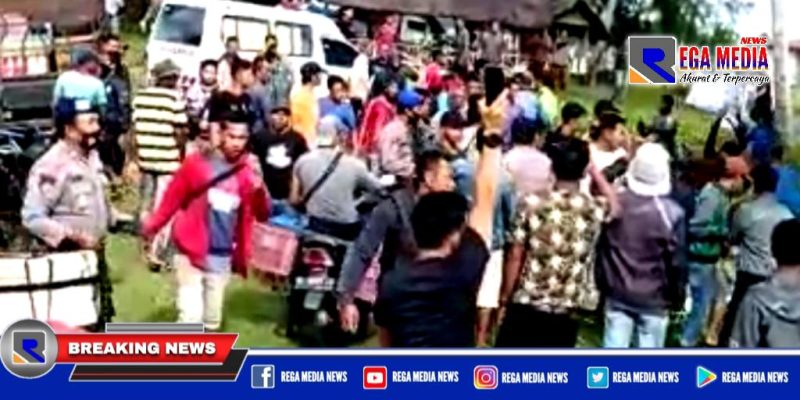 Caption: screen shot video aksi demo tolak vaksin yang berujung ricuh.