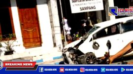 Caption: tampak bagian depan mobil ringsek akibat menabrak trotoar depan kantor Bakesbangpol Sampang.