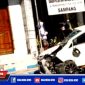 Caption: tampak bagian depan mobil ringsek akibat menabrak trotoar depan kantor Bakesbangpol Sampang.