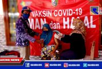 Caption: Ketua Katar The Brilliant Desa Batuporo Barat (Andre Efendi), tampak mendampingi warga saat disuntik vaksin.