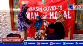 Caption: Ketua Katar The Brilliant Desa Batuporo Barat (Andre Efendi), tampak mendampingi warga saat disuntik vaksin.
