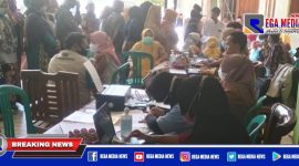 Caption: antusiasme warga Desa Terosan Kecamatan Banyuates mengikuti vaksinasi Covid-19 saat penyaluran BLT-DD.