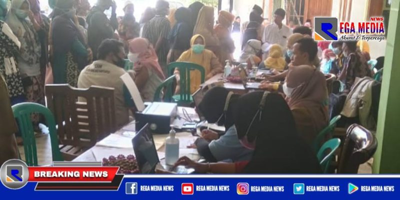 Caption: antusiasme warga Desa Terosan Kecamatan Banyuates mengikuti vaksinasi Covid-19 saat penyaluran BLT-DD.