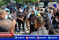 Caption: gabungan aktivis dari Jaka Jatim dan MDW saat demo didepan Pengadilan Negeri Sampang. 