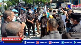 Caption: gabungan aktivis dari Jaka Jatim dan MDW saat demo didepan Pengadilan Negeri Sampang. 