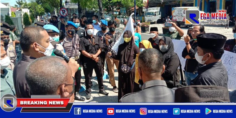 Caption: gabungan aktivis dari Jaka Jatim dan MDW saat demo didepan Pengadilan Negeri Sampang. 