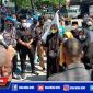 Caption: gabungan aktivis dari Jaka Jatim dan MDW saat demo didepan Pengadilan Negeri Sampang. 