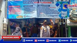 Caption: Kapolsek Semampir (AKP Ari Bayuaji) ajak masyarakat download aplikasi Peduli Lindungi saat gelar vaksinasi door to door.