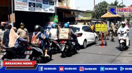 Caption: petugas gabungan saat razia masker di Jl. Wonokusumo, Surabaya.