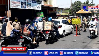 Petugas Gabungan Razia Masker di Jalan Wonokusumo