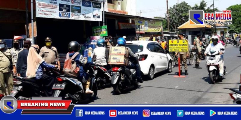 Caption: petugas gabungan saat razia masker di Jl. Wonokusumo, Surabaya.