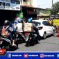 Caption: petugas gabungan saat razia masker di Jl. Wonokusumo, Surabaya.